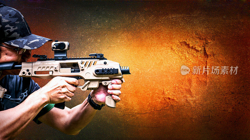 射击比赛中，男性瞄准9毫米手枪采用卡枪转换装置，射击目标为孤立的抽象背景和剪切路径