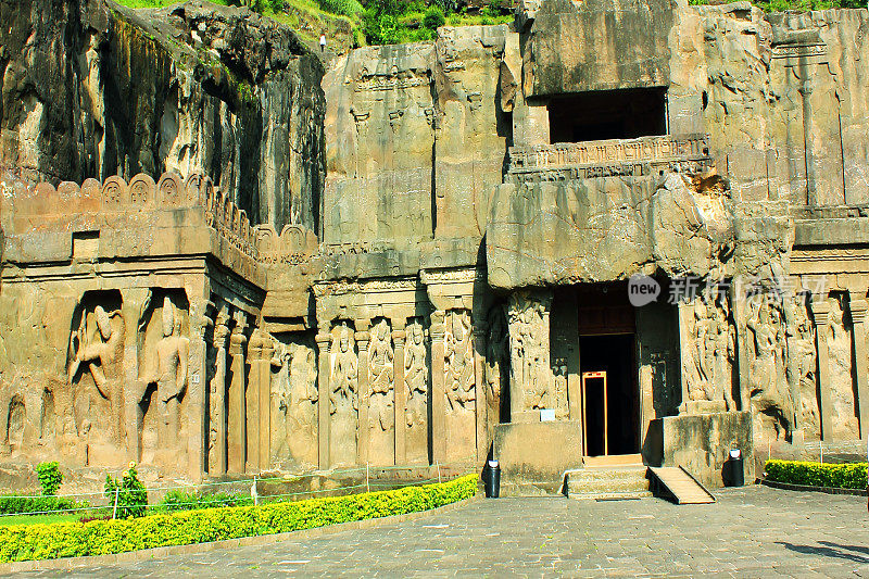 印度的爱罗拉洞穴——公元1000年，古老的独石凿成的冈伊拉什神庙，供奉印度教湿婆神
