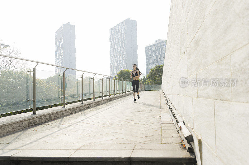 女人在城市里奔跑