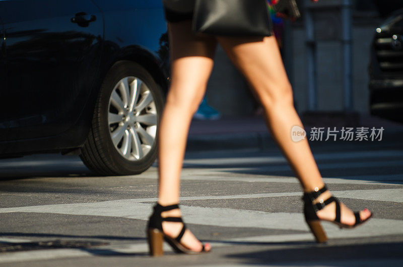 穿着时尚鞋过马路的年轻女子