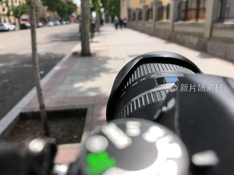 对相机镜头在大街上拍照的主观看法