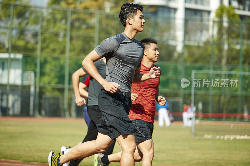 年轻的亚洲成年男子在跑道上跑步训练