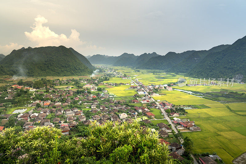 越南南宋省南宋区纳Lay山顶上的北宋河谷全景