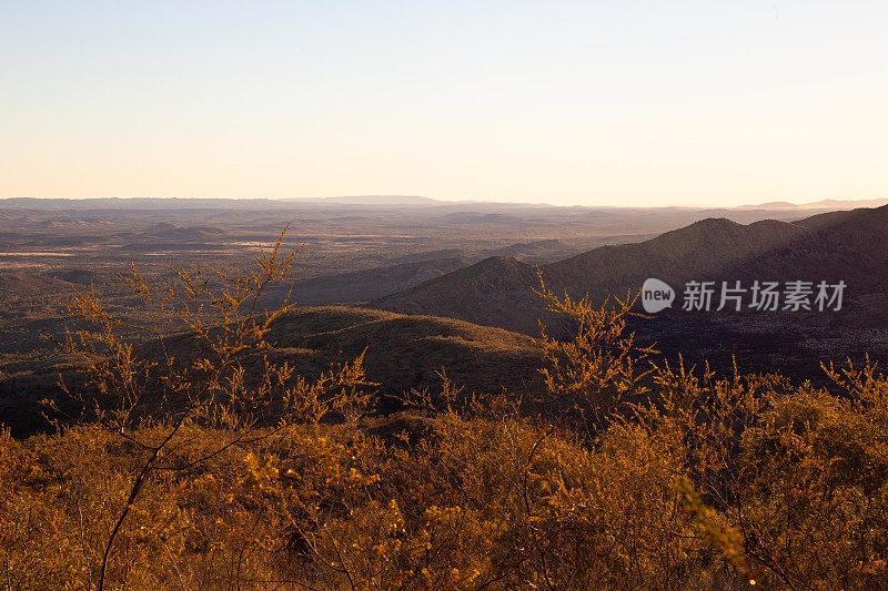 傍晚时分，阳光明媚地照在澳大利亚内陆的一座沙漠山顶上