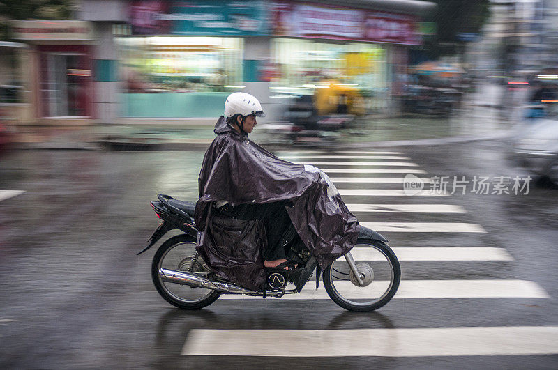 在越南，摩托车穿越暴风雨