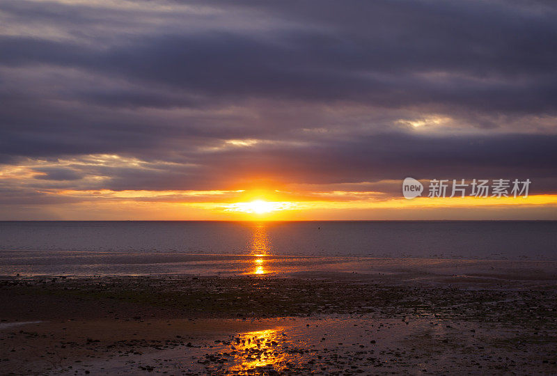 沃什河上橙色的夕阳