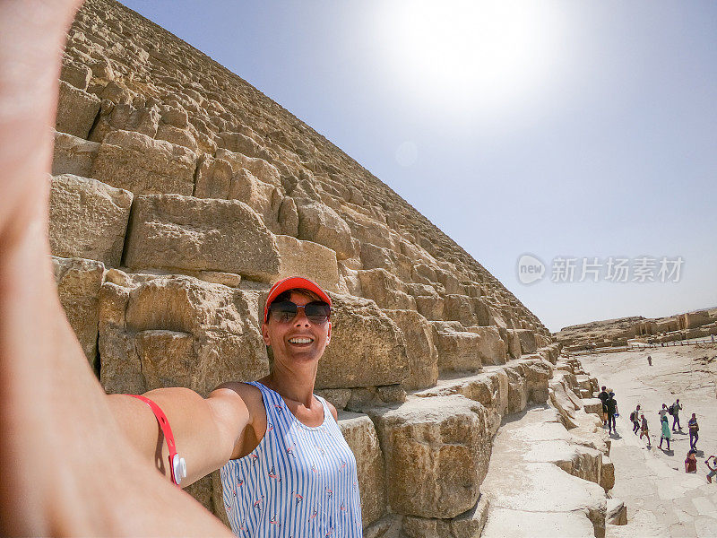 一名女游客在吉萨金字塔遗址前自拍