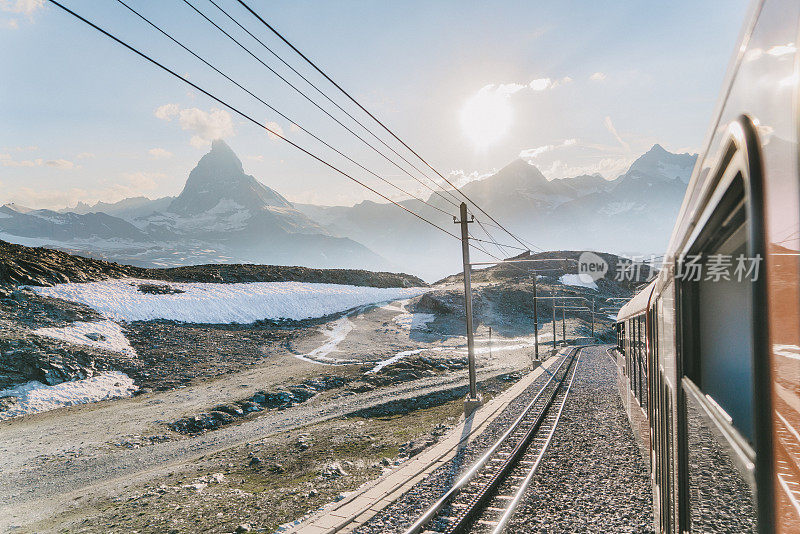 火车在瑞士阿尔卑斯山附近的马特洪山