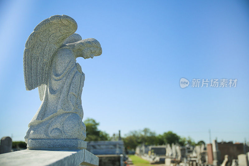 悲伤的天使切鲁普雕像，新奥尔良公墓，蓝天背景