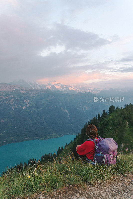 在瑞士阿尔卑斯山脉徒步旅行的女人