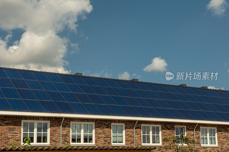 新住房完全覆盖太阳能电池板屋顶
