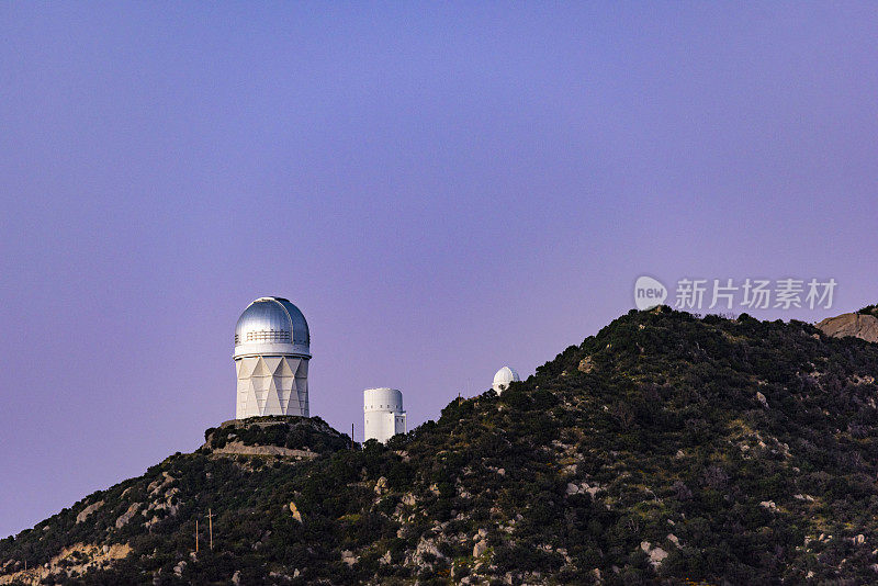 天黑后在亚利桑那州图森附近的基特峰上的望远镜