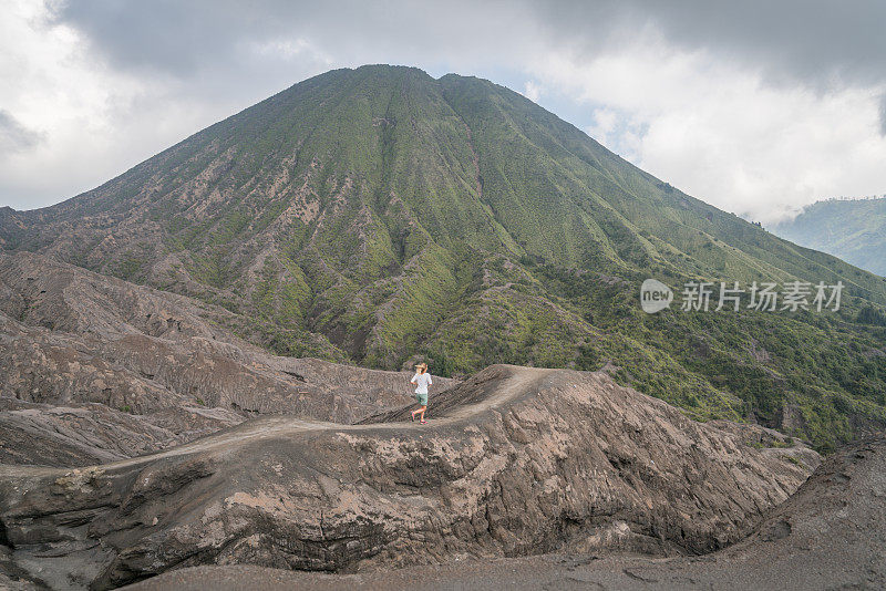 女人在火山景观上跑步