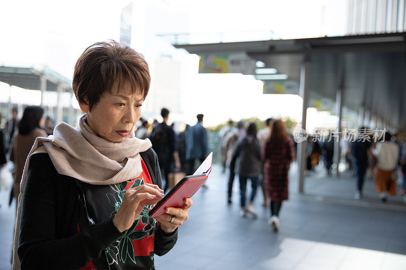 日本年长商务女性使用手机