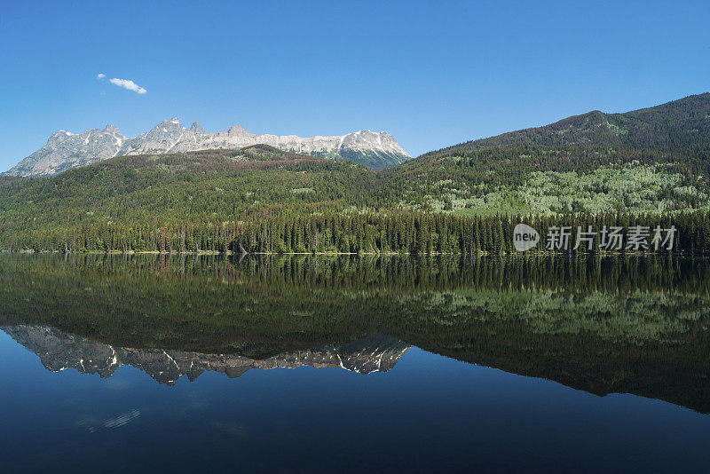 位于加拿大落基山脉的黄头湖，加拿大不列颠哥伦比亚省