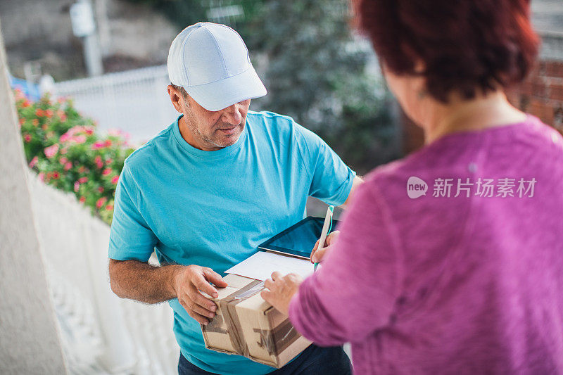 男人送来了一个包裹