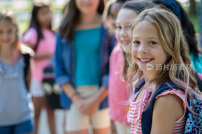 快乐的小学女生下课后在外面排队