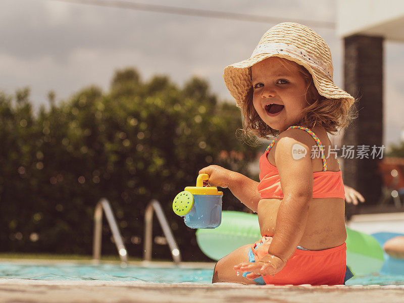 兴奋的女孩在游泳池里玩