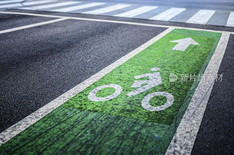 城市街道上的自行车道和人行横道标记
