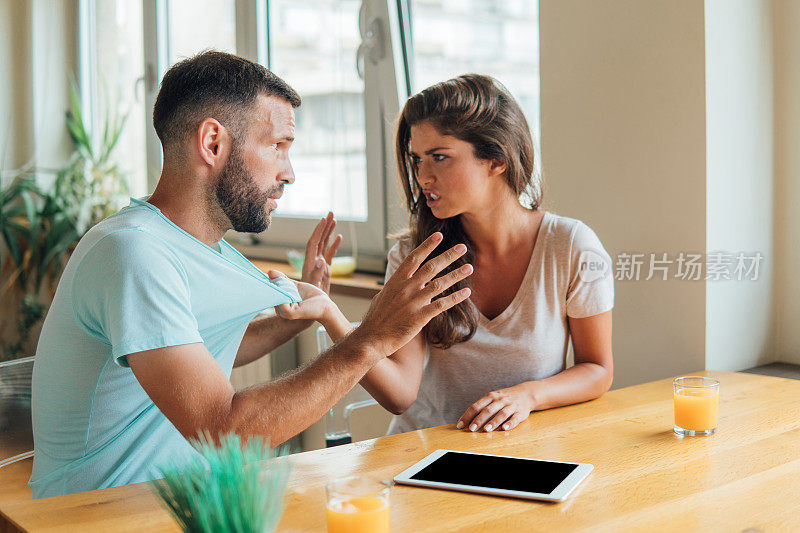 青年男女在争吵