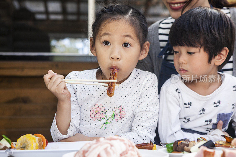 吃美味烘焙材料的孩子