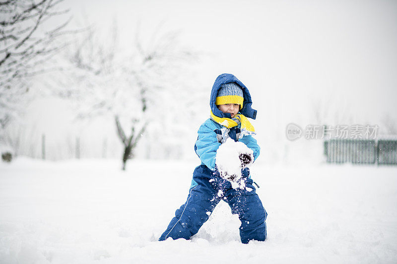 大雪过后，小男孩在享受雪