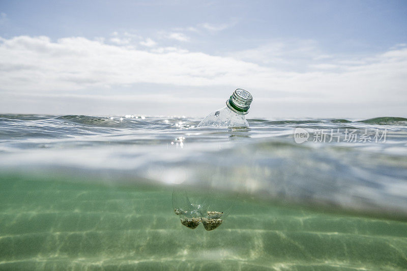 用过的塑料水瓶漂浮在海面上。