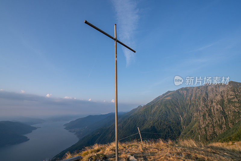 瑞士马焦雷湖的山峰