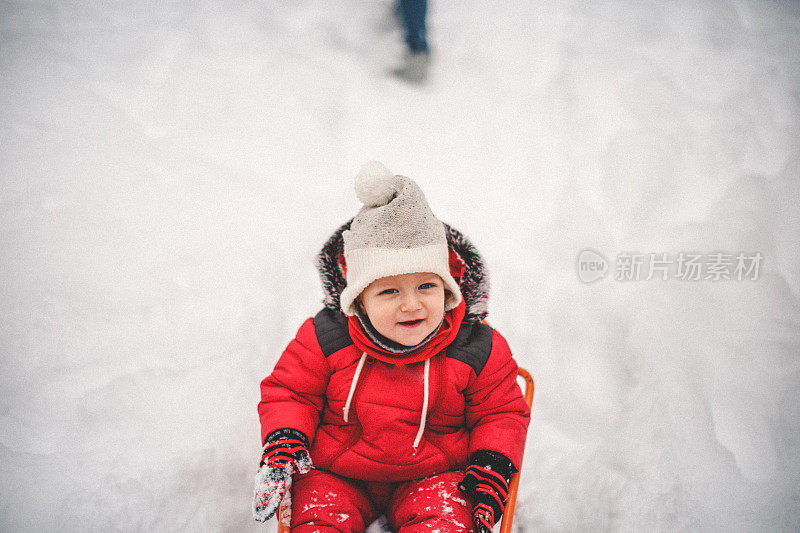 小男孩在享受雪
