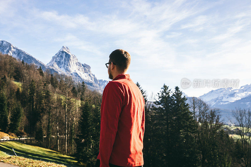 一名男子在瑞士山村享受阳光明媚的一天