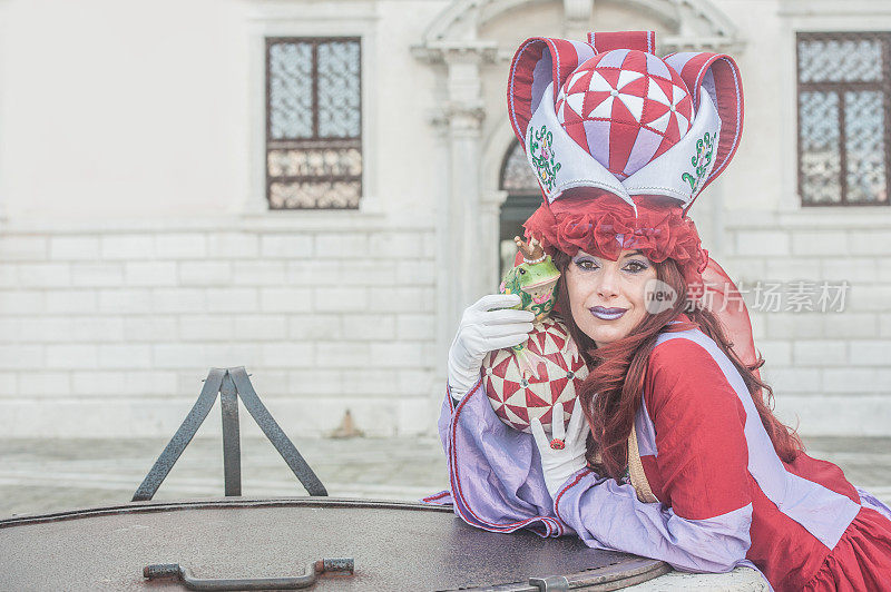 在威尼斯狂欢节上，穿着美丽童话服装的女人——公主和青蛙
