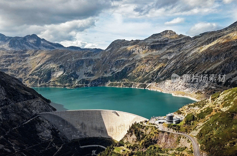 Kolnbreinspeicher湖Kolnbreinspeicher大坝鸟瞰图，奥地利。