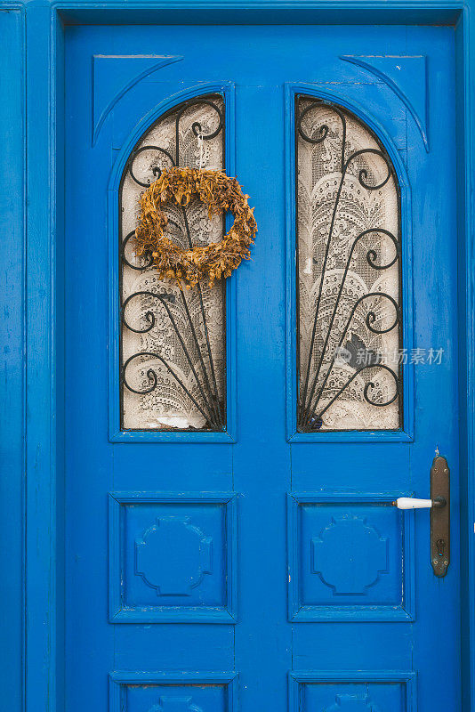希腊圣托里尼岛的传统蓝色门