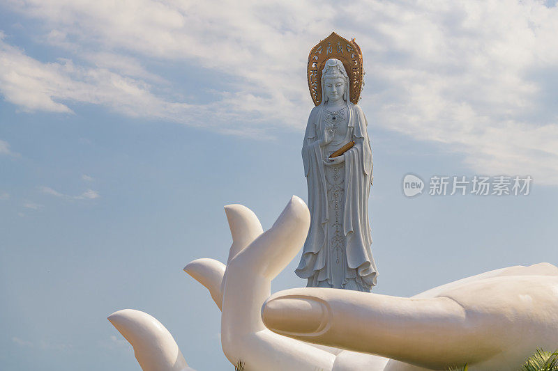 中国海南岛三亚南山佛教文化园的白色观音雕像。
