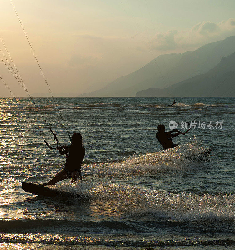 Kitesurfer日落时