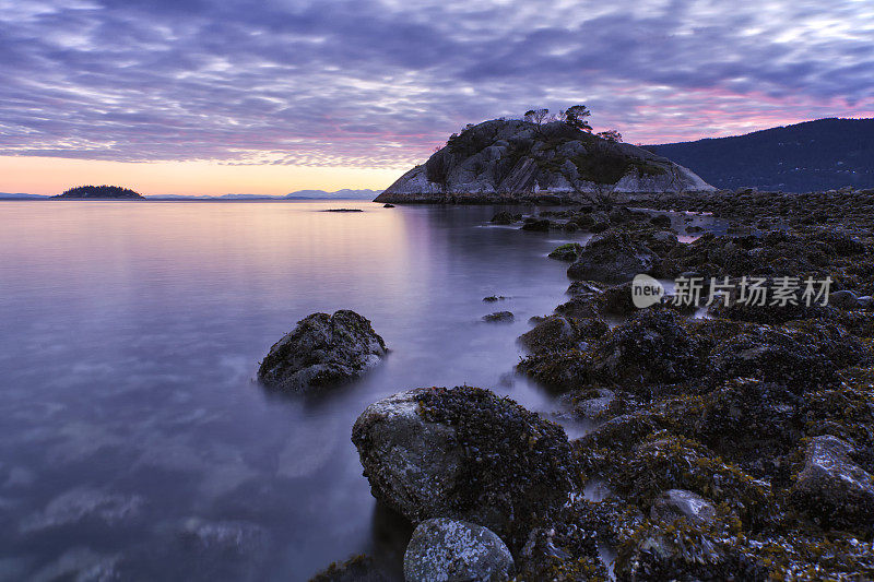 Whytecliff公园冬天的日落，西温哥华，BC，加拿大