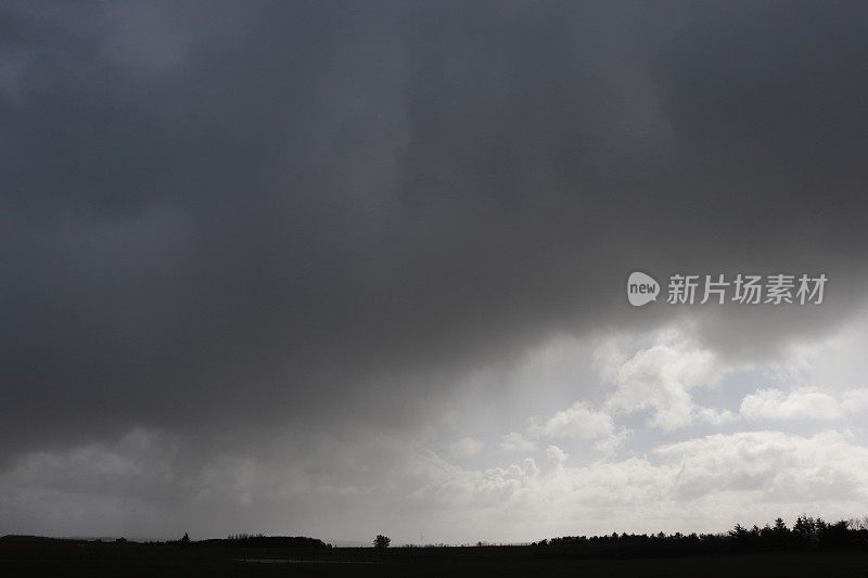 田野上的雨云