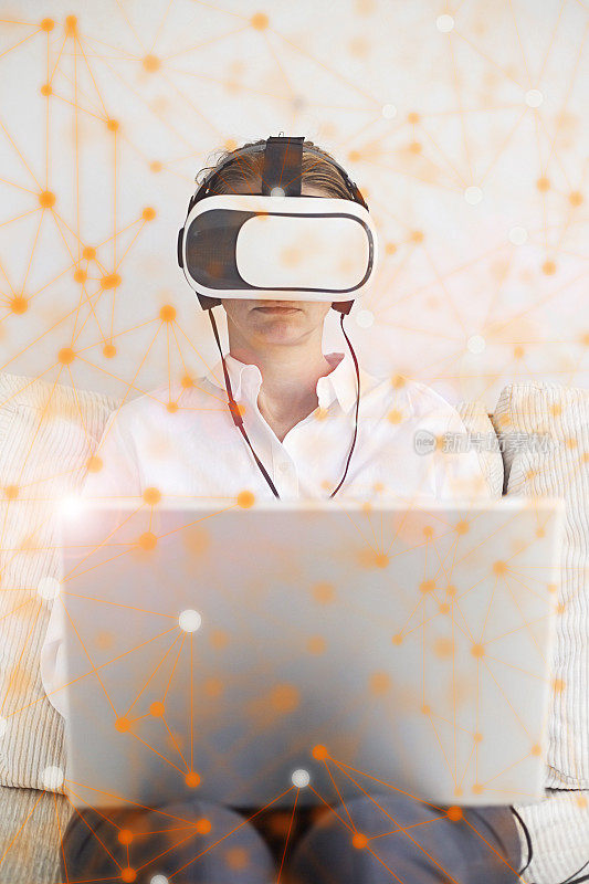 女性使用虚拟现实头盔和笔记本电脑