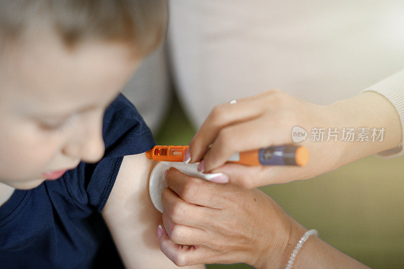 可爱的孩子正在注射胰岛素