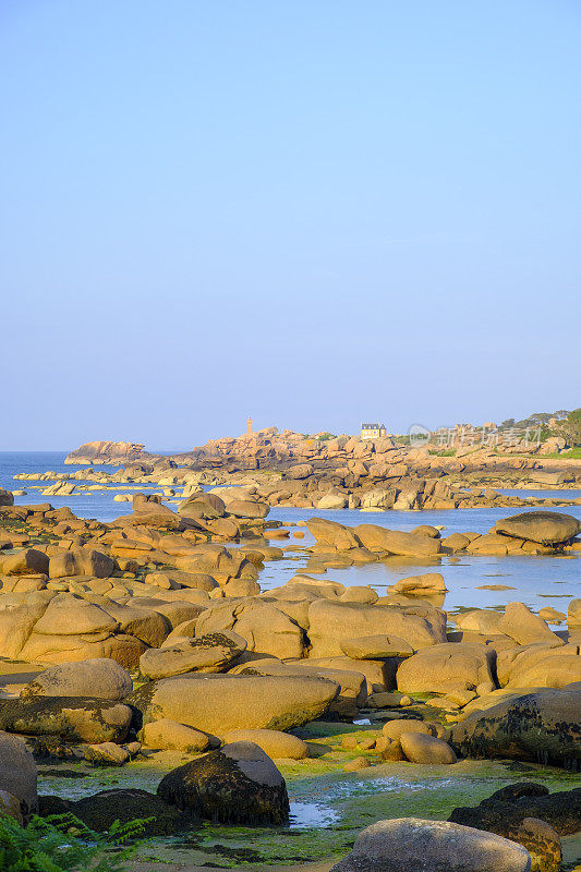 远方法国布列塔尼粉红色花岗岩海岸的Ploumanach灯塔