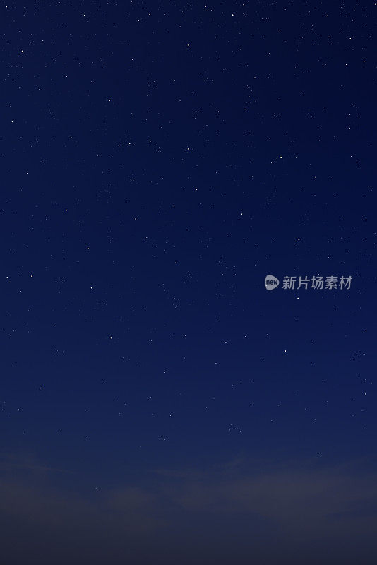 许多星星在天空中闪烁。