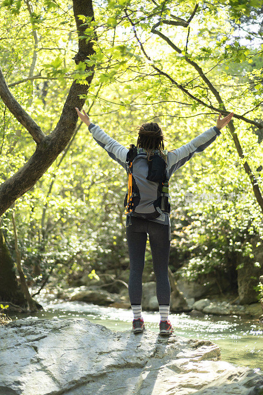 独自在森林里徒步旅行的女性