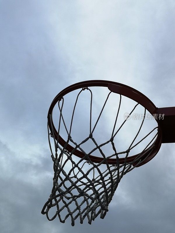 篮球篮和天空