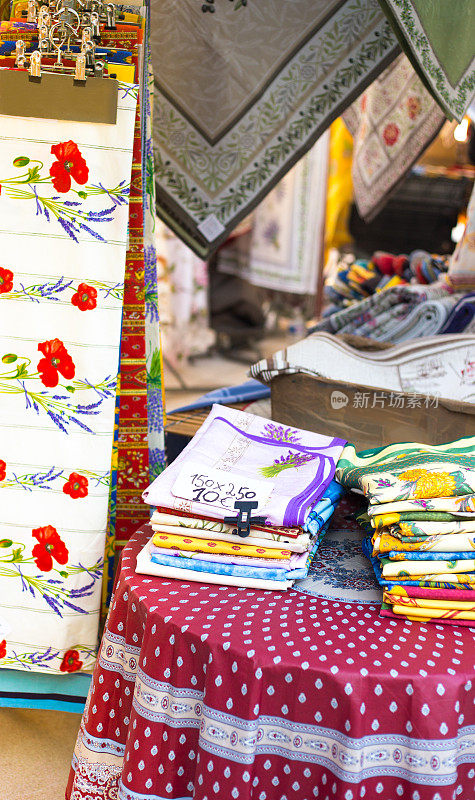 法国，普罗旺斯:市场上出售的桌布