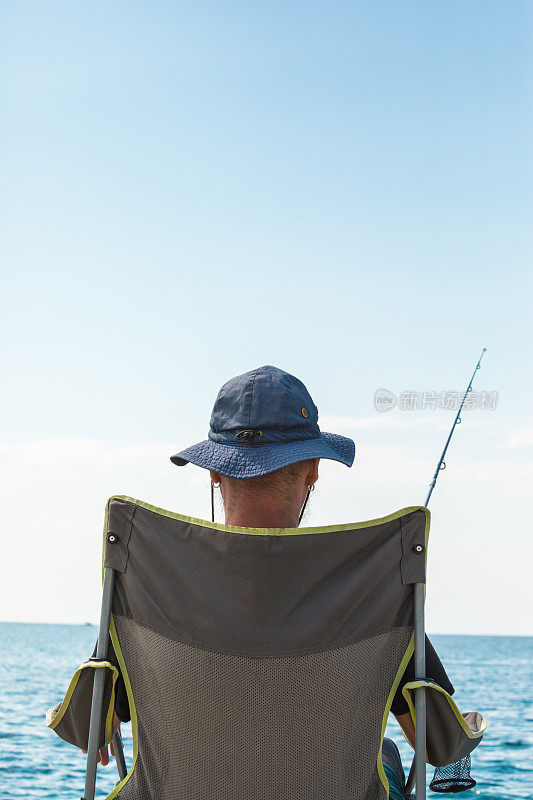 出海垂钓，人在阳光明媚的夏日垂钓