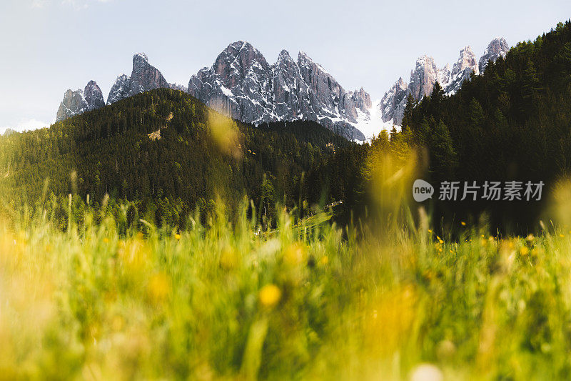 夏日日落在白云石阿尔卑斯山