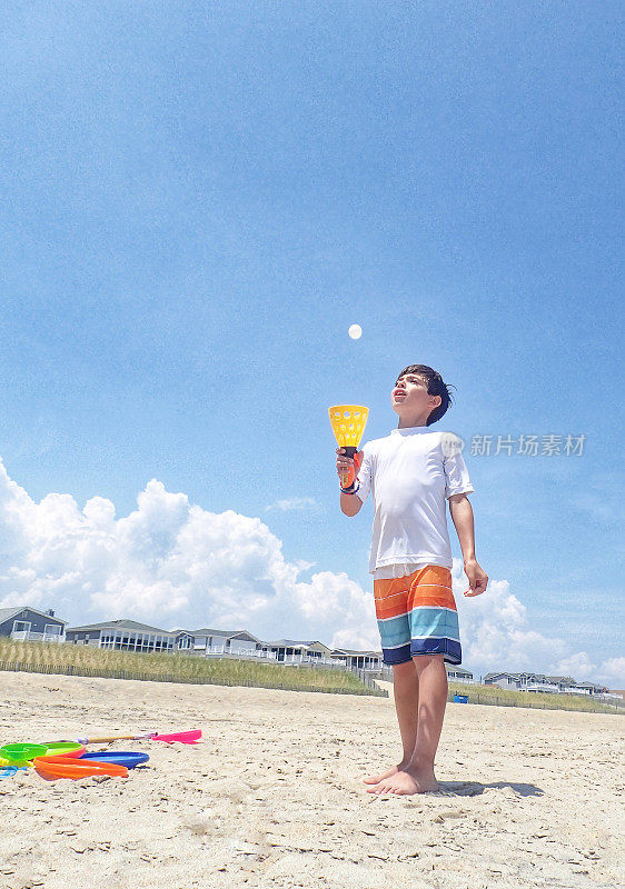 特拉华州南贝瑟尼海滩，一个男孩正在玩弹出玩具