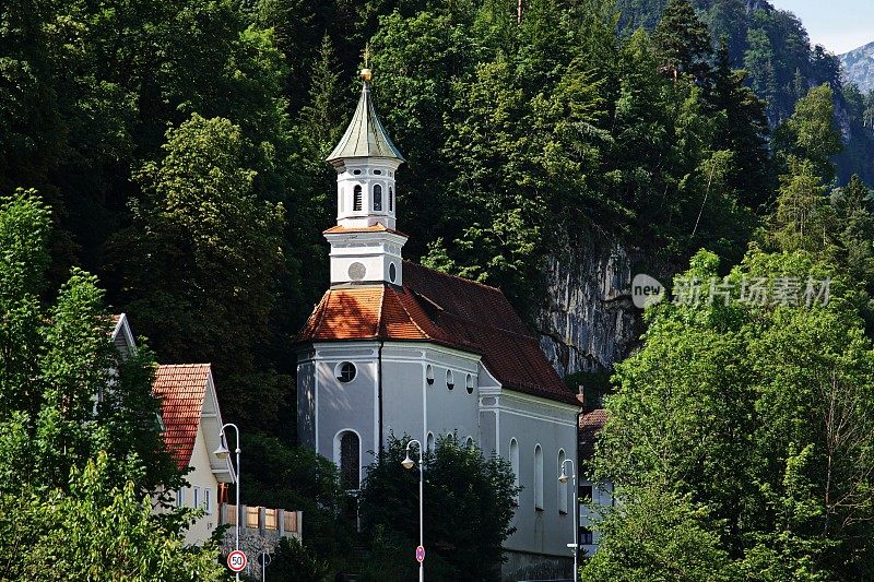莱赫河岸边的教堂，网址:Füssen。Allgäu，巴伐利亚-德国。
