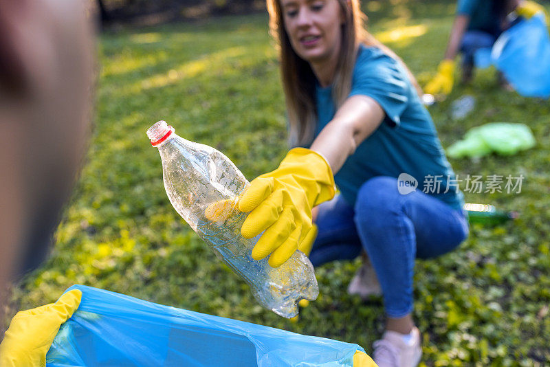 清理当地公园塑料垃圾的妇女