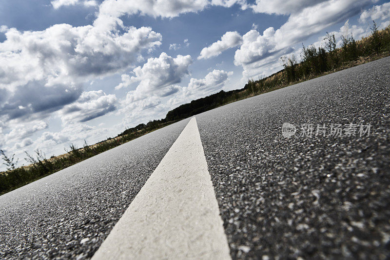 有道路标记的道路